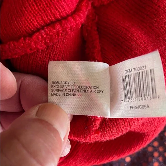 Red Beanie with Snoopy Embroidery Pom Pom - Picture 4 of 5